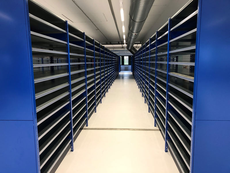 Große Regalanlage in Lagerhalle – strukturierte Lager- und Betriebseinrichtung für effiziente Abläufe im Gewerbe.