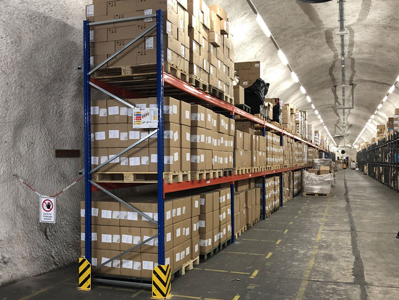 Lagerhalle mit Hochregalen und palettierten Waren – effiziente Lager- und Betriebseinrichtung für Industrie und Gewerbe.
