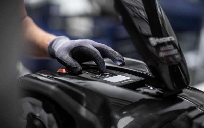 Fachkraft bedient ein Gartengerät mit Schutzhandschuhen bei Werkzeug Schultze – Service und Technik im professionellen Einsatz.