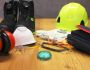 Arbeitsschutz-Ausrüstung mit Helm, Handschuhen, Schutzbrille und Sicherheitsschuhen – persönliche Schutzausrüstung für Handwerk und Industrie.