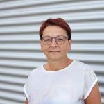 Porträt einer Mitarbeiter von Werkzeug Schultze vor dem Firmengebäude – persönliche Ansprechpartnerin aus der Buchhaltung.