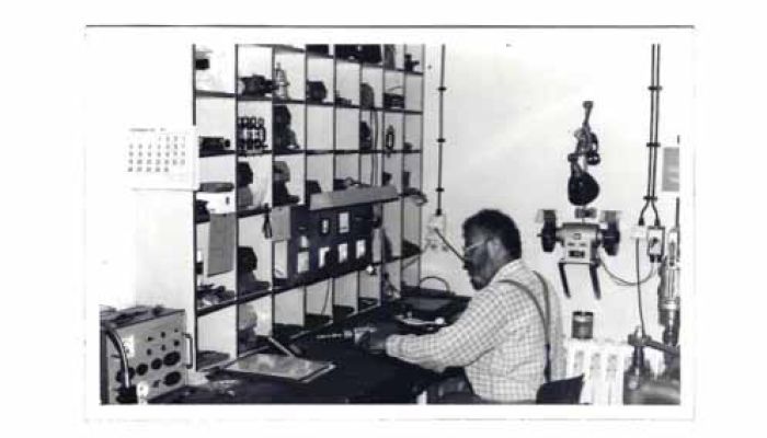 Historische Spezialwerkstatt für Elektrowerkzeuge aus dem Jahr 1988 – Reparaturplatz mit Messgeräten und Ersatzteilen bei Werkzeug Schultze.