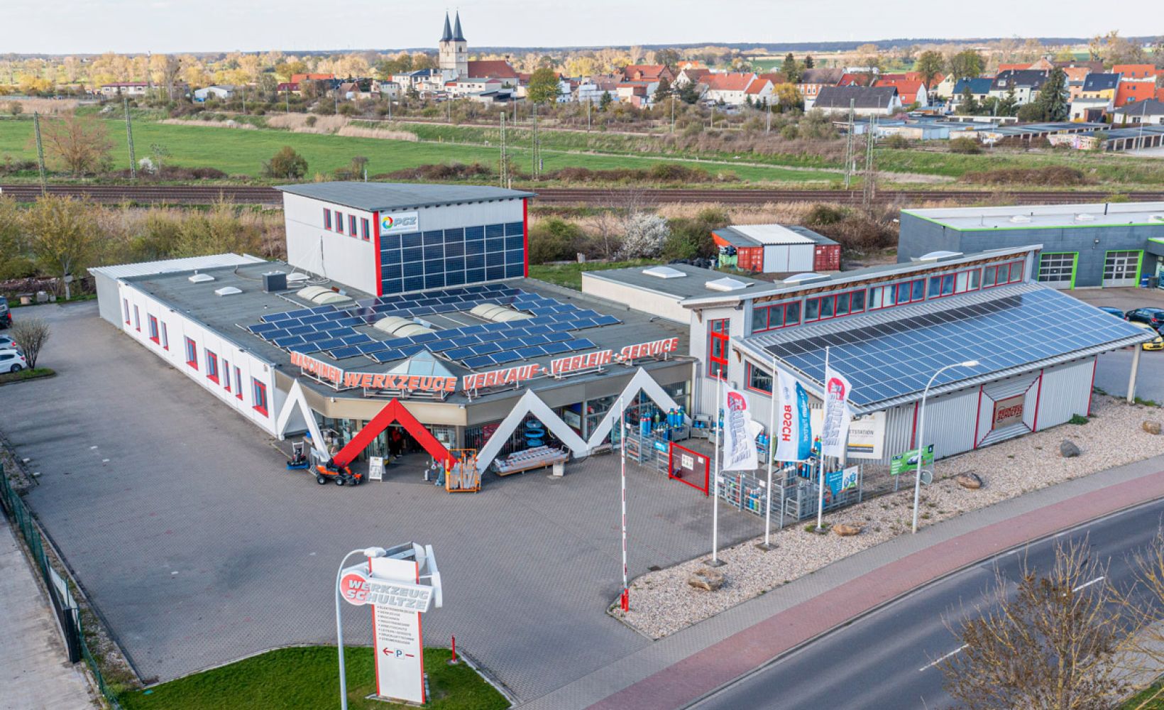 Luftaufnahme des Firmenstandorts von Werkzeug Schultze in Schönebeck mit Fachmarkt, Werkstatt und Verleih-Service.