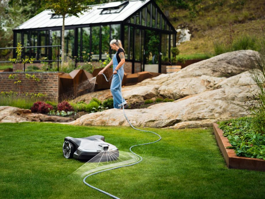 Privater Mähroboter im Garten mit Kameratechnik – intelligente, sichere Rasenpflege rund ums Wohnhaus.