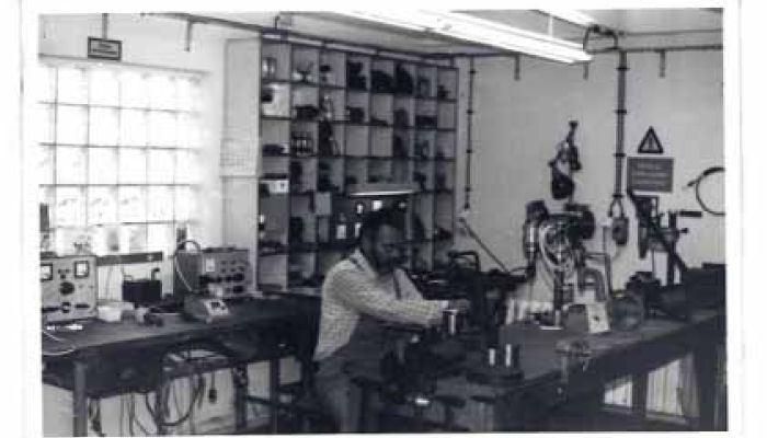 Historische Aufnahme einer Werkstatt aus dem Jahr 1988 – Reparaturarbeitsplatz mit Werkzeugen als Ursprung von Werkzeug Schultze.