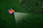Mähroboter mit Kamera erkennt einen Igel im Garten – igelfreundliche und sichere Rasenpflege durch moderne Sensortechnik.