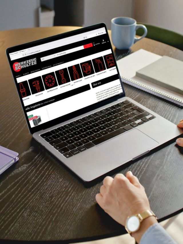 Nutzer besucht den Online-Shop von Werkzeug Schultze am Laptop und informiert sich über Werkzeuge und Technik.