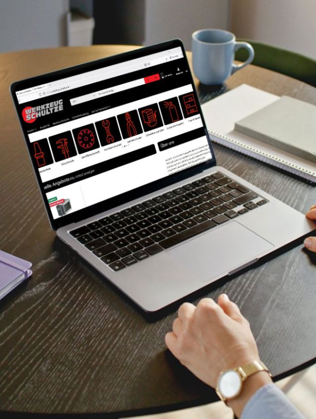 Nutzer besucht den Online-Shop von Werkzeug Schultze am Laptop und informiert sich über Werkzeuge und Technik.
