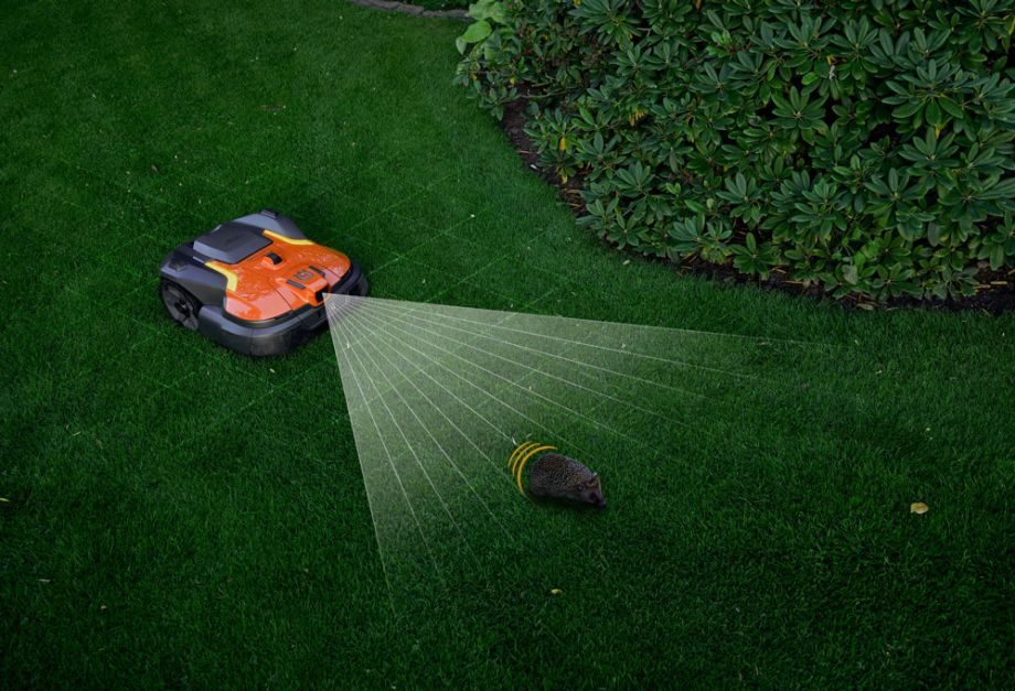 Mähroboter mit Kamera erkennt einen Igel im Garten – igelfreundliche und sichere Rasenpflege durch moderne Sensortechnik.