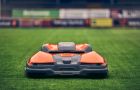 Gewerblicher Mähroboter auf Sportplatz – präzise und zuverlässige Rasenpflege für große Flächen und professionelle Anlagen.
