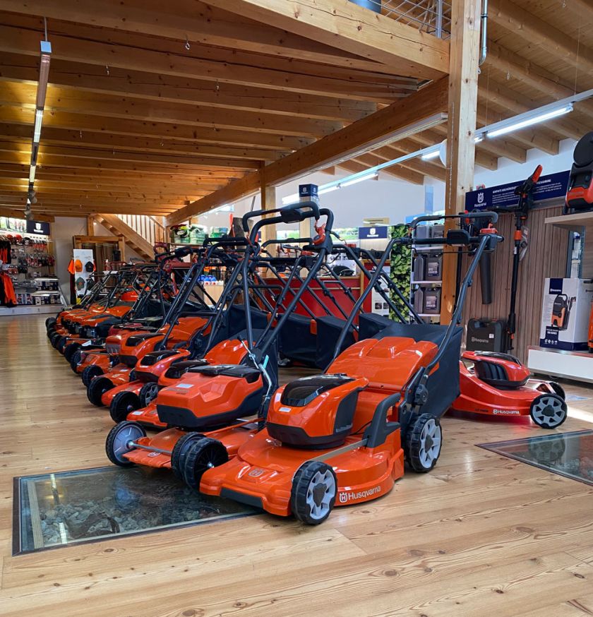 Ausstellung von Rasenmähern und Gartengeräten im Fachmarkt von Werkzeug Schultze – Forst- und Gartentechnik vor Ort.